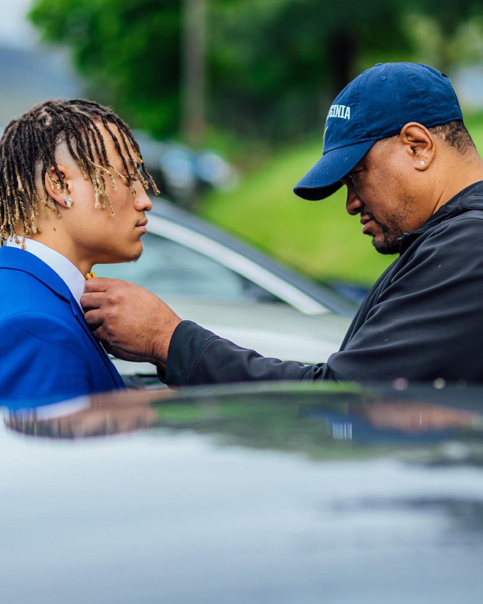Rich27F's tweet photo. Now I'm not saying WVU is a lock but my boy dripped out in particular colors and his pops got a WVU hat on. #HailWV #justsayin 🤔 https://t.co/Tr0kk27uYd