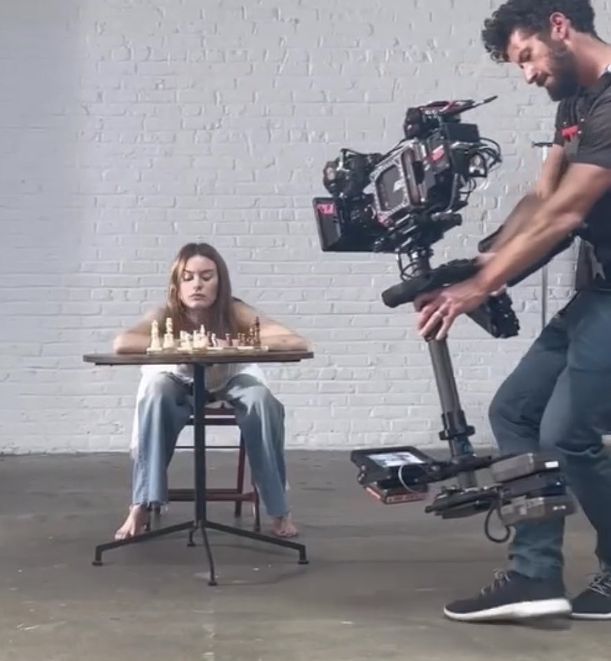 placeofrowe's tweet photo. the behind the scenes and the photo https://t.co/fZS8pCMJdB
