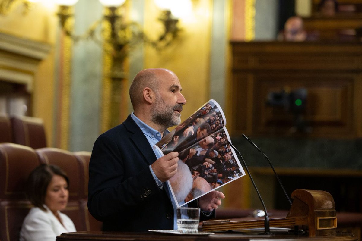 bngcongreso's tweet photo. A HISTORIA DA APERTA DE FEIJÓO E GALÁN

 👉O plan eólico do BNG beneficiaba a 32 pequenas empresas, no canto das 3 de sempre.

👉 Aperta de Feixoo a Galán nas eleccións de 2009.

👉 O PP anula o Plan Eólico do BNG.

👉 Gañan as 3 empresas de sempre. https://t.co/tDRzu7AtAC