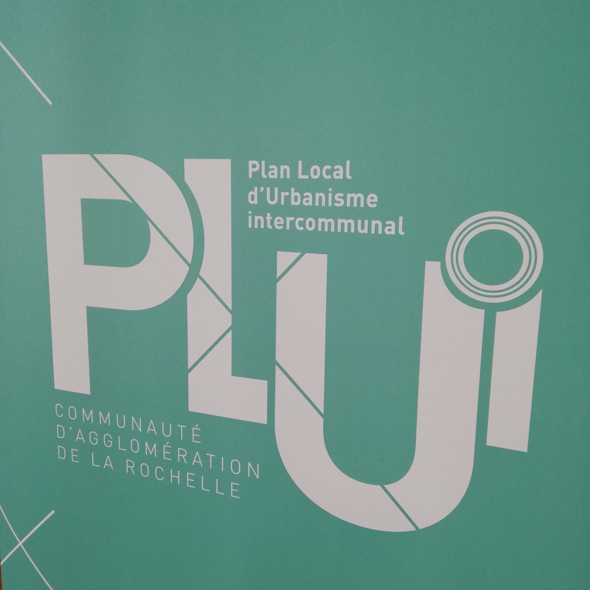 AggloLR's tweet photo. C est parti pour l'avant-dernière réunion de secteur sur la modification du #PLUi à la salle des fêtes de #VilleneuvelesSalines. Dernier rendez-vous pour les 28 communes de @AggloLR mardi 17 à l'agora de #SaintXandre. https://t.co/Y2OVG4g8lN