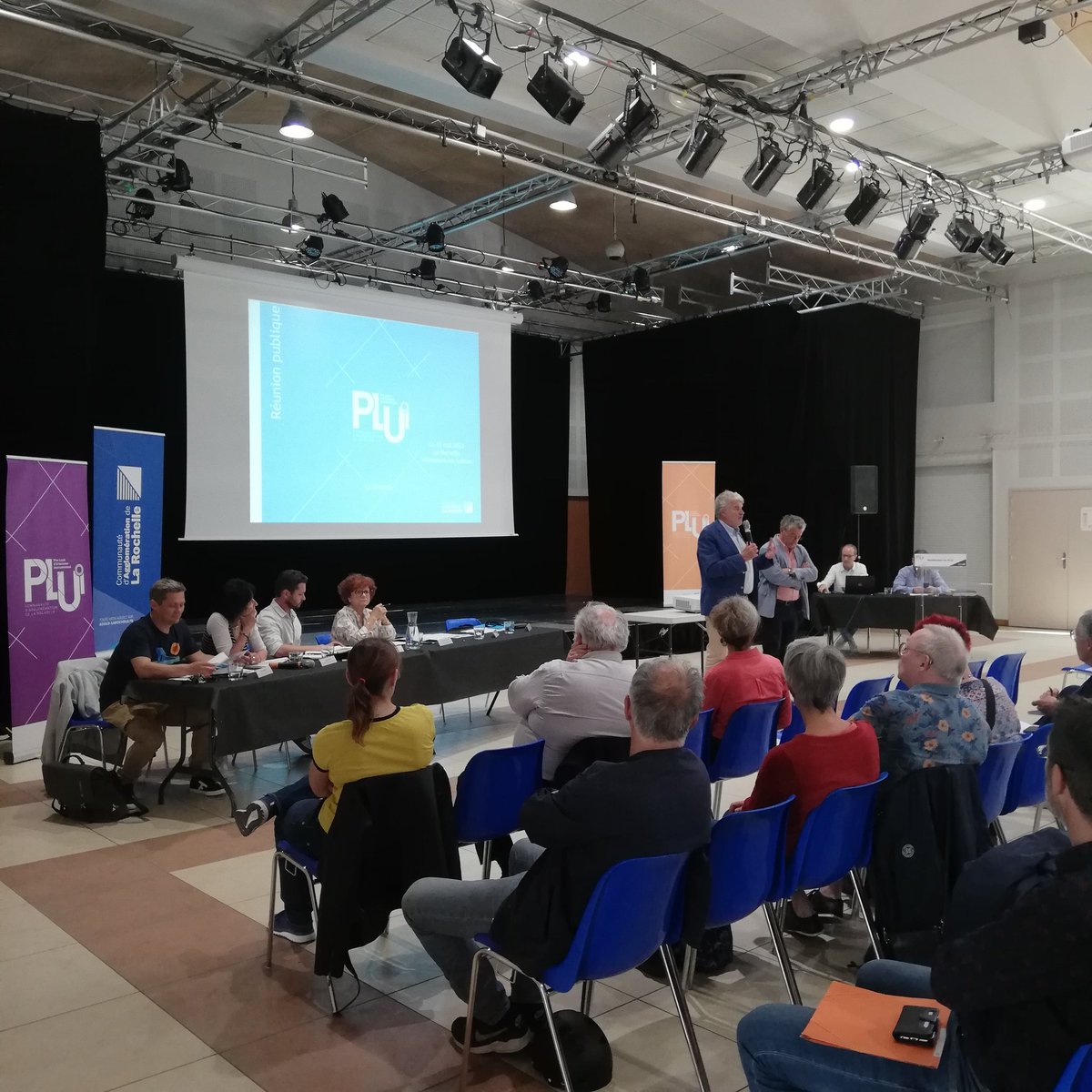 AggloLR's tweet photo. C est parti pour l'avant-dernière réunion de secteur sur la modification du #PLUi à la salle des fêtes de #VilleneuvelesSalines. Dernier rendez-vous pour les 28 communes de @AggloLR mardi 17 à l'agora de #SaintXandre. https://t.co/Y2OVG4g8lN