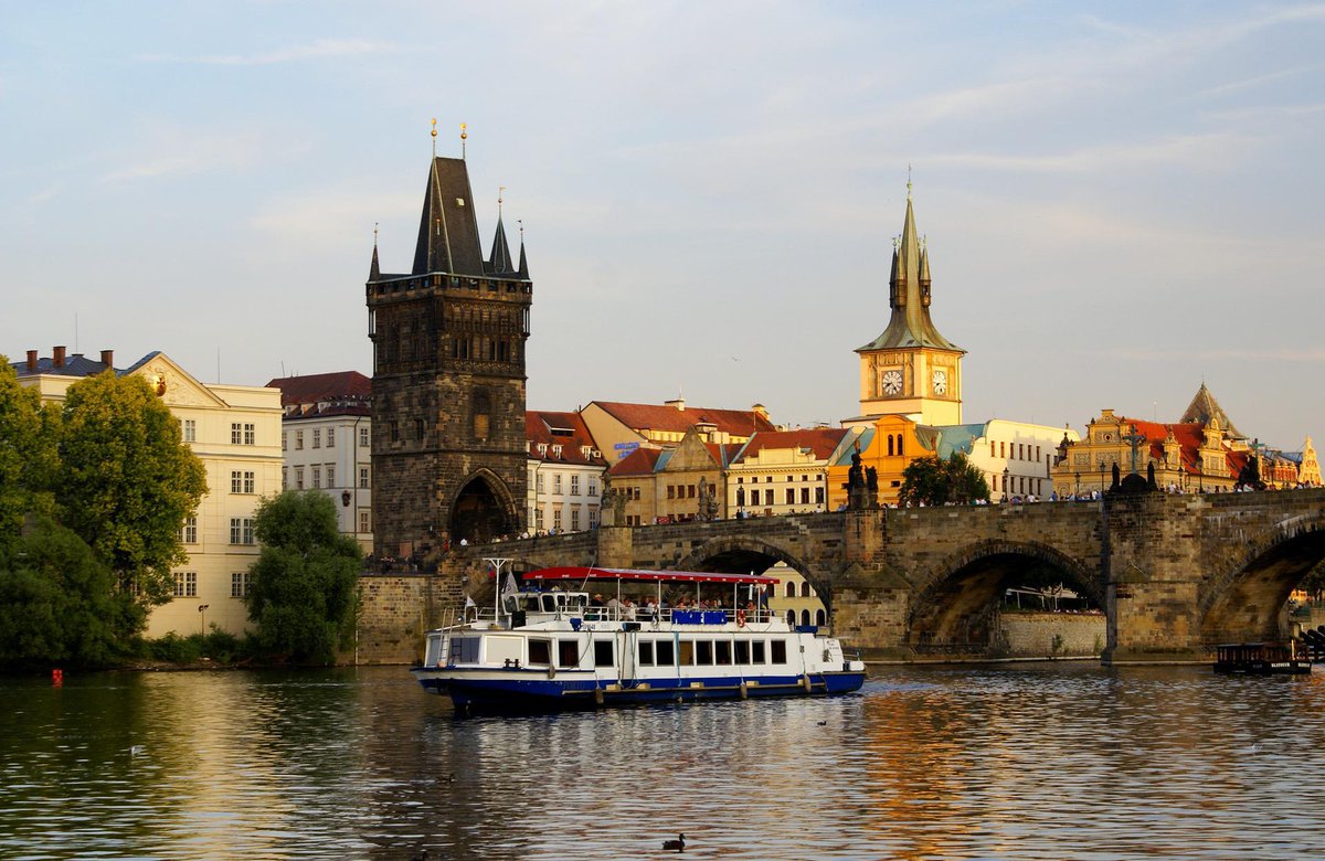 lookforplace's tweet photo. #Praugue #River #Vltava #Karluv #Most #Charlesbridge #Travel #Czech #Republic https://t.co/sjhOgls2Sd