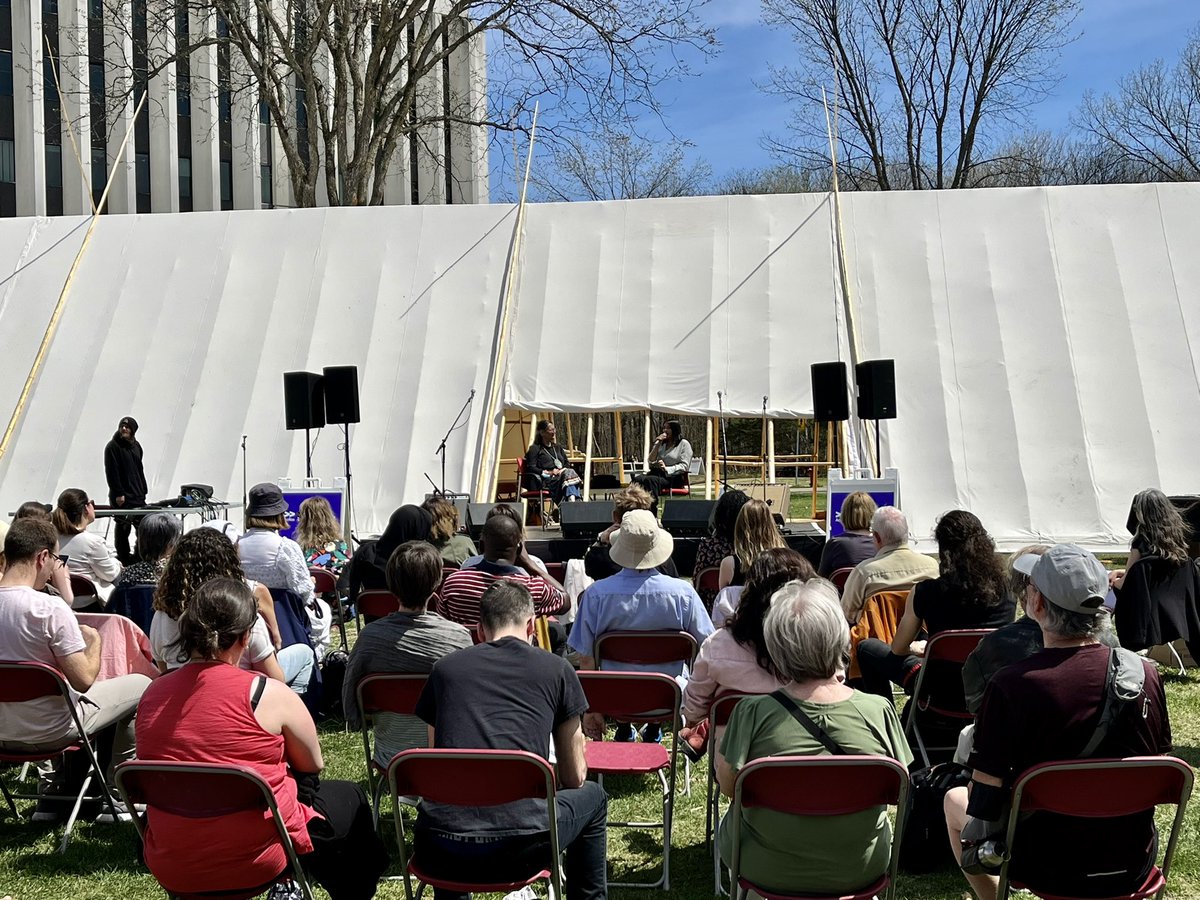 _Acfas's tweet photo. Après d’inspirantes prises de paroles et discussions sur les savoirs des premiers peuples, au tour d’@Elisapie de nous partager quelques chansons. #ScienceMoi 89e Congrès #Acfas @universitelaval #culturesreunies https://t.co/1Fsm9C0wL0