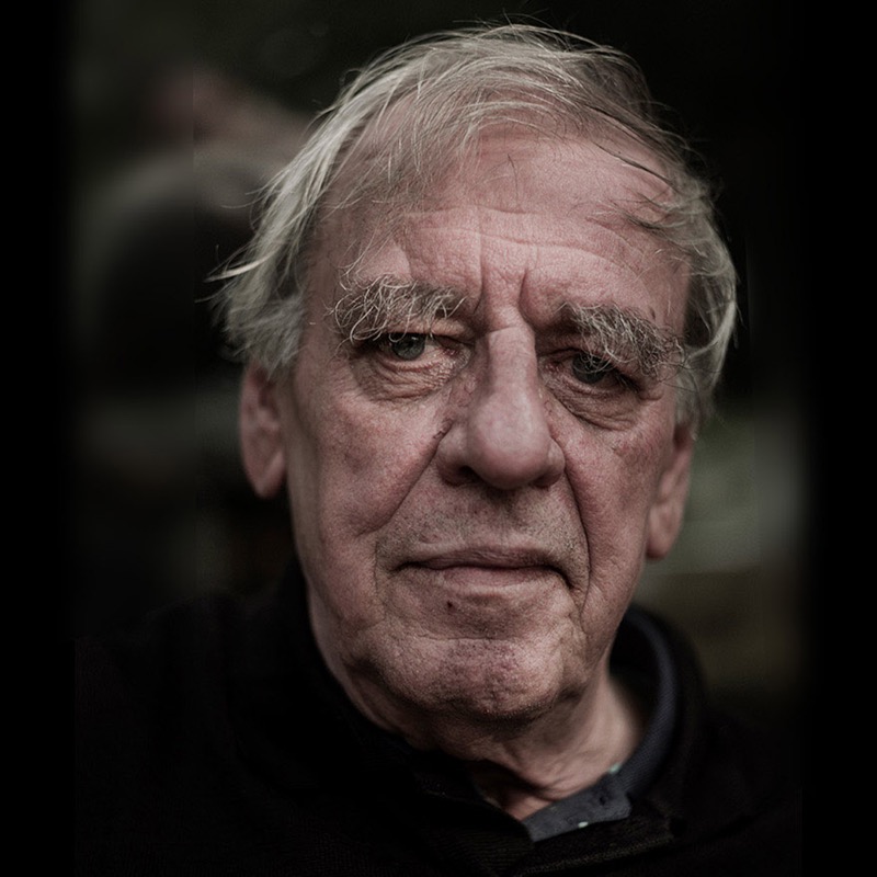 BdBegeerte's tweet photo. ‘Ik ben de verhalen die ik vertel.’ Het is een uitspraak die het eminent schrijverschap van Jeroen Brouwers (1940-2022) typeert. Brouwers overleed vandaag op 82-jarige leeftijd. De Nederlandstalige letteren verliezen met hem een stilistische grootmeester en een aimabel mens.