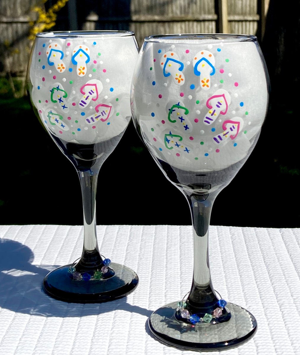ipaintitpretty's tweet photo. Flip flop wine glasses https://t.co/STgROpCtlu #wineglasses #flipflops #summerglasses #TMTinsta #brighthomedecor #retirementgift #birthdaygift #beachweddingglasses https://t.co/30HXy0StgI