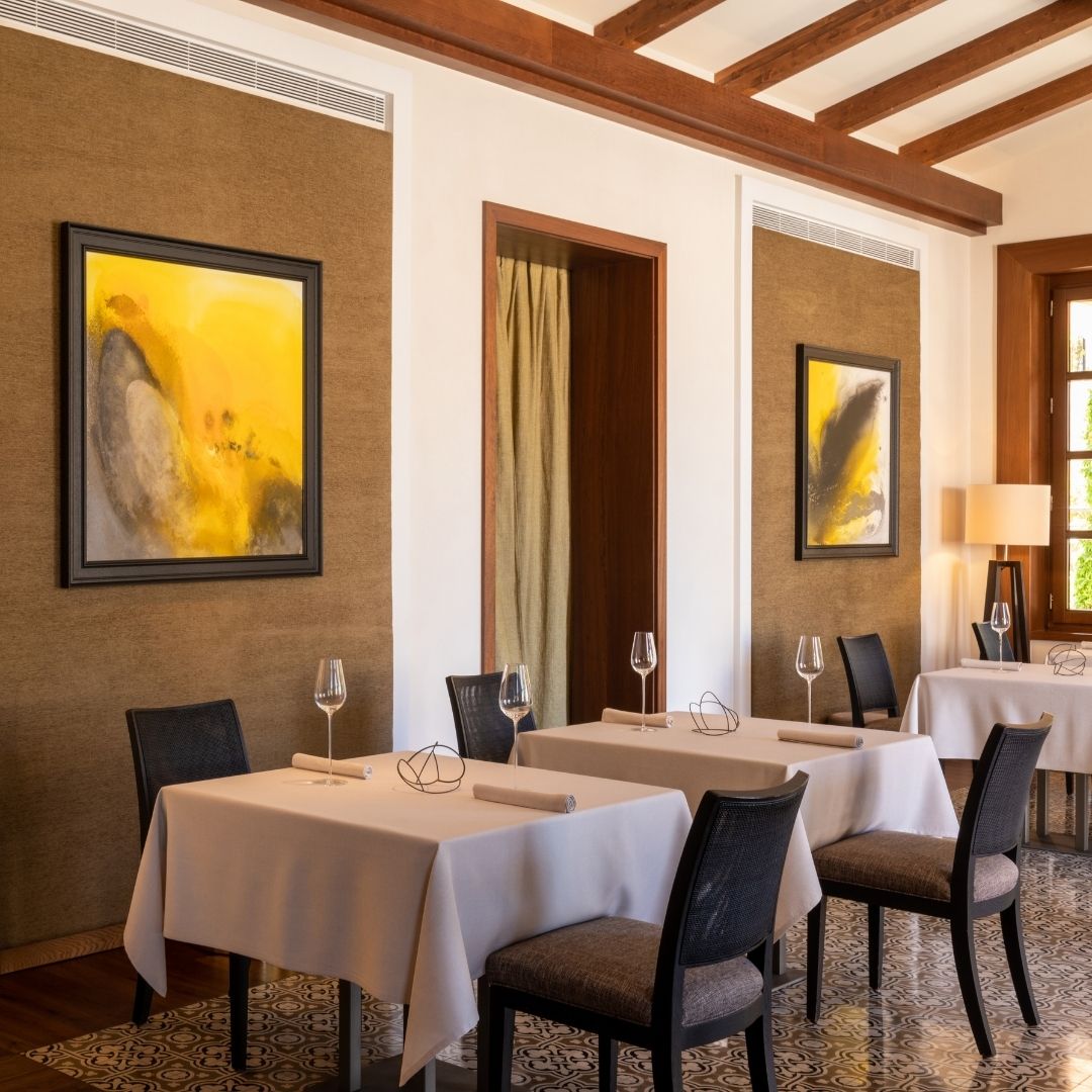 ChefSins's tweet photo. 🍽️El restaurante Voro ofrece una propuesta gastronómica de alta cocina atrevida y emocionante. El chef @Alvaro_cocinero ha diseñado dos menús degustación que están en constante evolución Voro (17 pasos) y Devoro (22 pasos)
#guiatransferclass #chefsin #altacocina #guide #mallorca https://t.co/yDy1dZ3irs