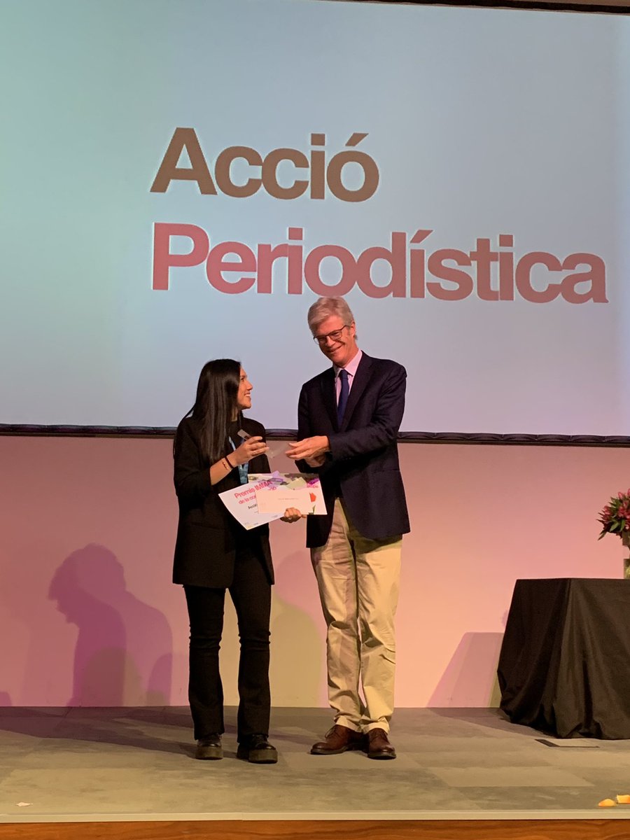 uic_comunicacio's tweet photo. Enhorabona a “Entrenaments Invisibles MCB”, projecte guanyador d’Acció Periodística 👏💪 Entrega el premi @marti_saballs , membre del jurat.
#PremisIMMA2022 🌷#TrustYourSteps https://t.co/AQ5DlmbiHr