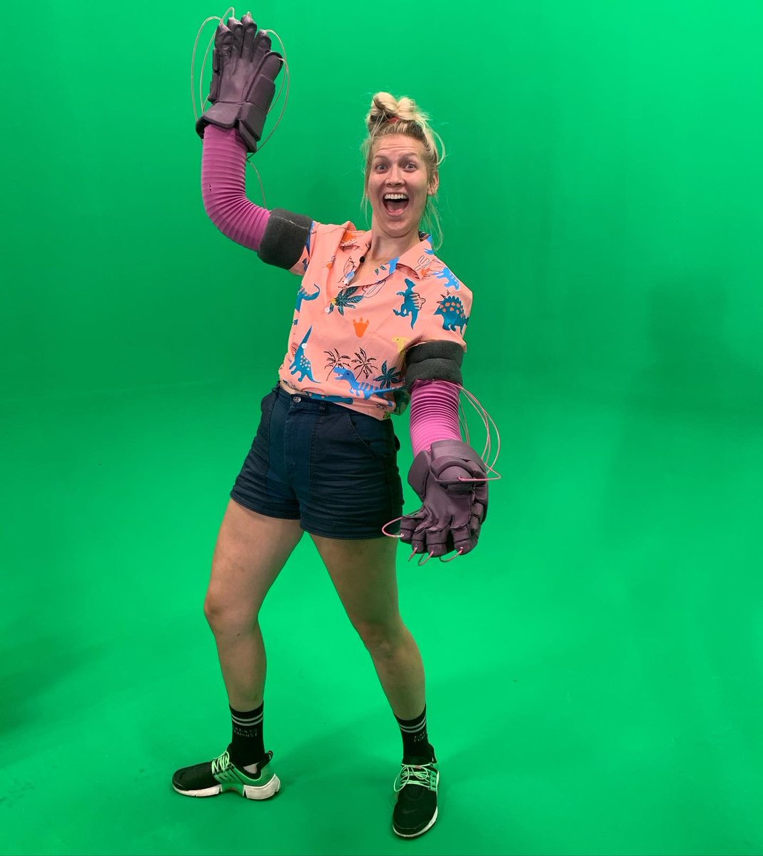 yifreeze's tweet photo. “She’s got the whole world, in her Mech-Hands” #ThumbsUpIsHard #mechhands #emilyconnor #mst3k #BehindTheScenesOnSeason13 https://t.co/kXoB4ttVxu