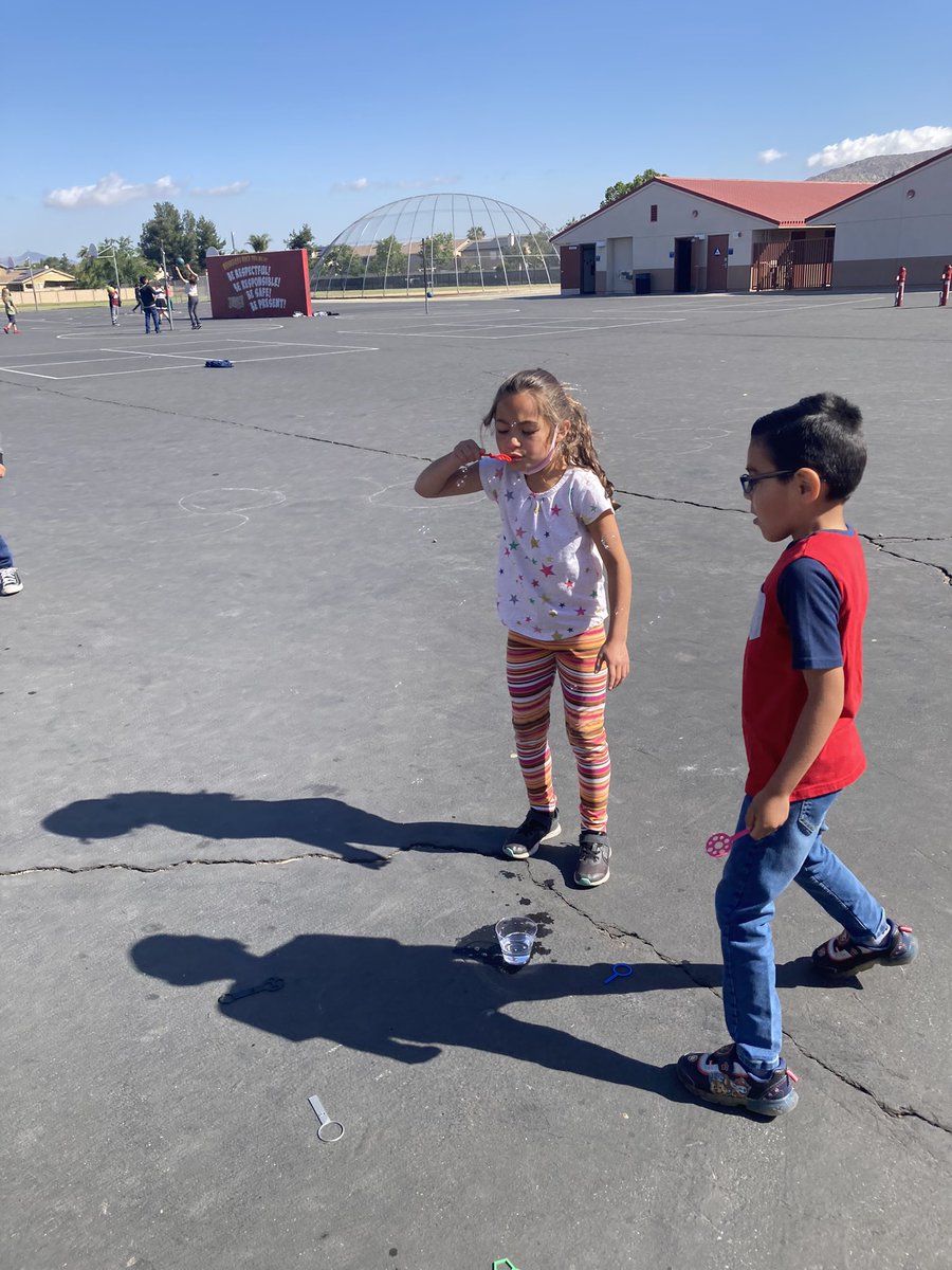 Bubble wand testing happening at <a href="/MayRanch/">May Ranch Elementary</a>! Thank you @OrangeVistaHS for making this science lesson so fun! <a href="/dhenderson_sci/">Doug Henderson</a>