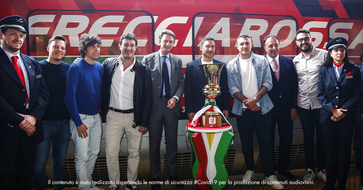 Frecciarossa_IT's tweet photo. Un Capo Treno speciale @Totti e ospiti d’eccezione @vieri_bobo, @OfficialCiro con @GliAutogol hanno accompagnato la #CoppaItaliaFrecciarossa a Roma in un viaggio ad Alta Velocità!🏆🚄Pronti per la finalissima? #TifaconFrecciarossa @SerieA @fsitaliane  @juventusfc @inter https://t.co/PbBwJ8OkTs