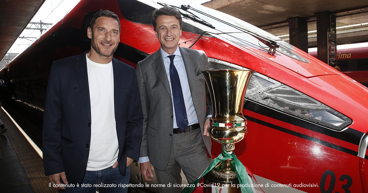 Frecciarossa_IT's tweet photo. Un Capo Treno speciale @Totti e ospiti d’eccezione @vieri_bobo, @OfficialCiro con @GliAutogol hanno accompagnato la #CoppaItaliaFrecciarossa a Roma in un viaggio ad Alta Velocità!🏆🚄Pronti per la finalissima? #TifaconFrecciarossa @SerieA @fsitaliane  @juventusfc @inter https://t.co/PbBwJ8OkTs