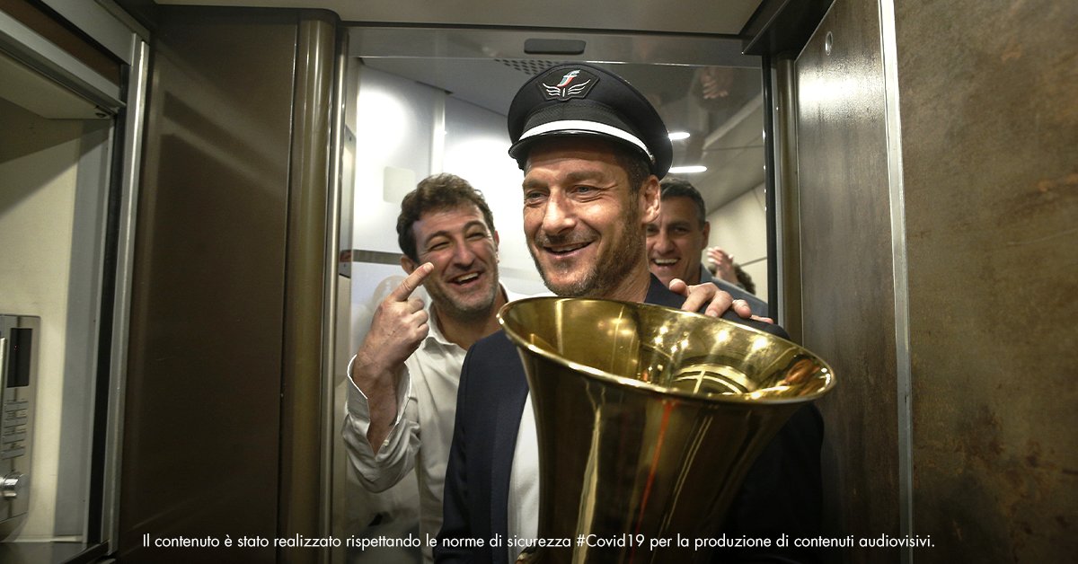 Frecciarossa_IT's tweet photo. Un Capo Treno speciale @Totti e ospiti d’eccezione @vieri_bobo, @OfficialCiro con @GliAutogol hanno accompagnato la #CoppaItaliaFrecciarossa a Roma in un viaggio ad Alta Velocità!🏆🚄Pronti per la finalissima? #TifaconFrecciarossa @SerieA @fsitaliane  @juventusfc @inter https://t.co/PbBwJ8OkTs