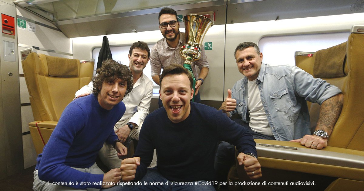 Frecciarossa_IT's tweet photo. Un Capo Treno speciale @Totti e ospiti d’eccezione @vieri_bobo, @OfficialCiro con @GliAutogol hanno accompagnato la #CoppaItaliaFrecciarossa a Roma in un viaggio ad Alta Velocità!🏆🚄Pronti per la finalissima? #TifaconFrecciarossa @SerieA @fsitaliane  @juventusfc @inter https://t.co/PbBwJ8OkTs