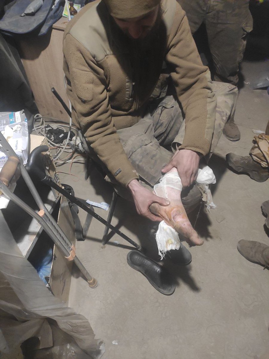 Gerashchenko_en's tweet photo. From a Defender at #Azovstal:

I turn to the whole international community. To people. To showing human kindness. For those who honor the Geneva Convention and rules of warfare - help the wounded soldiers. 
They need qualified help. They deserve this.
 #RussianWarCrimes https://t.co/D6N5goTgO0
