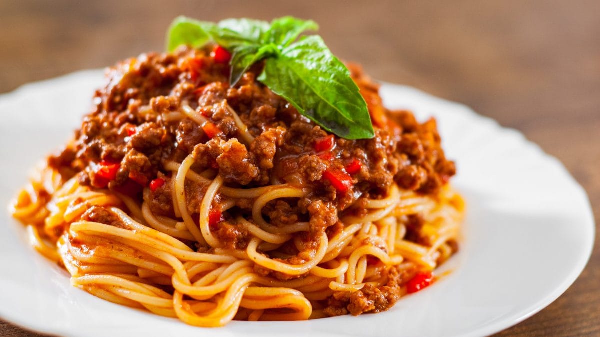 HungryBirds15's tweet photo. spaghetti🍝 🍝

 long cordlike form of pasta. It is best known from Italian cuisine, where it is made from purified middlings of durum wheat .
➡️ Follow for more Details
 https://t.co/w95535ZSvt
#funnymemes #ke #twitterposts #india #memesdaily #snapchat #zler #dankmemes #google https://t.co/sRGIzlz1qY