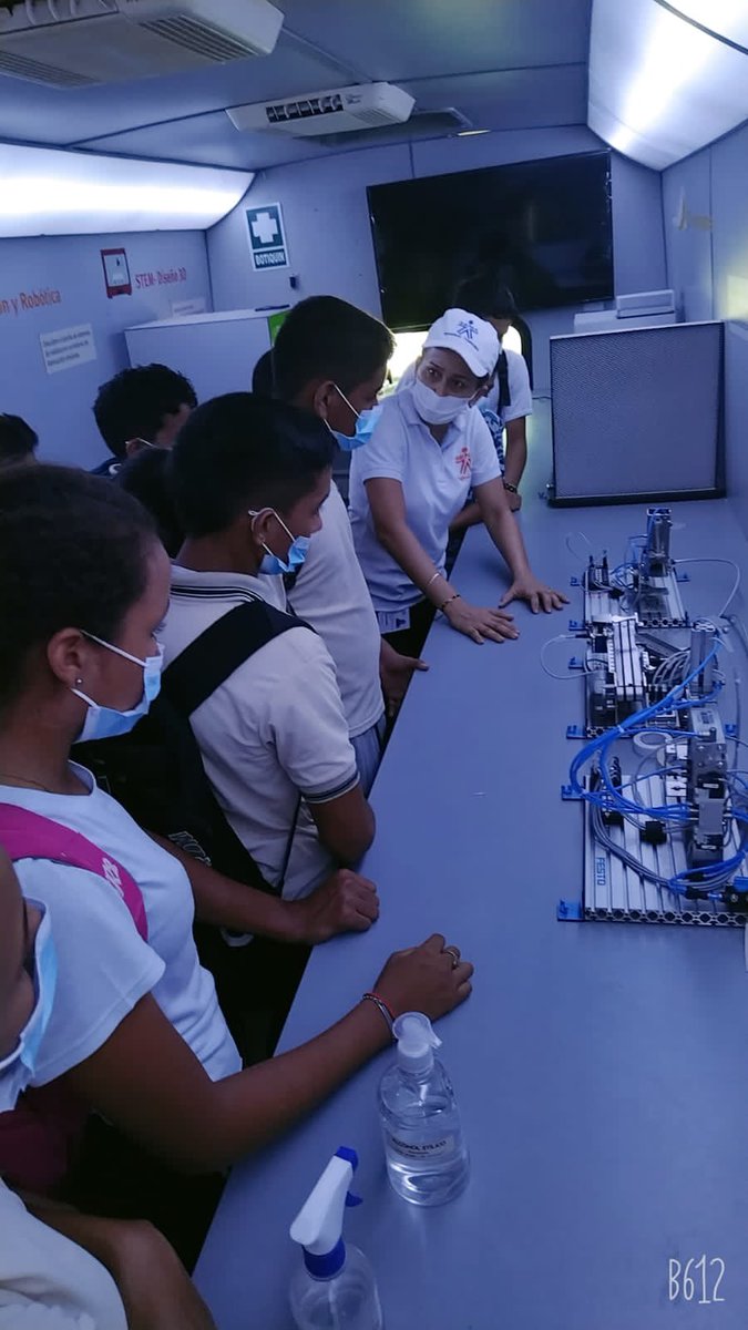 jnicobarrios's tweet photo. El Centro Agropecuario y de Biotecnología El Porvenir del @senaencordoba lleva su Tecnoacademia Itinerante al  corregimiento “El Siglo” en su I.E. del municipio de Cienaga de Oro. Niños rurales trabajando con ciencia y tecnología de la mano de @stellacelina13 #ElPorvenirAvanza https://t.co/gIViAdcrUs