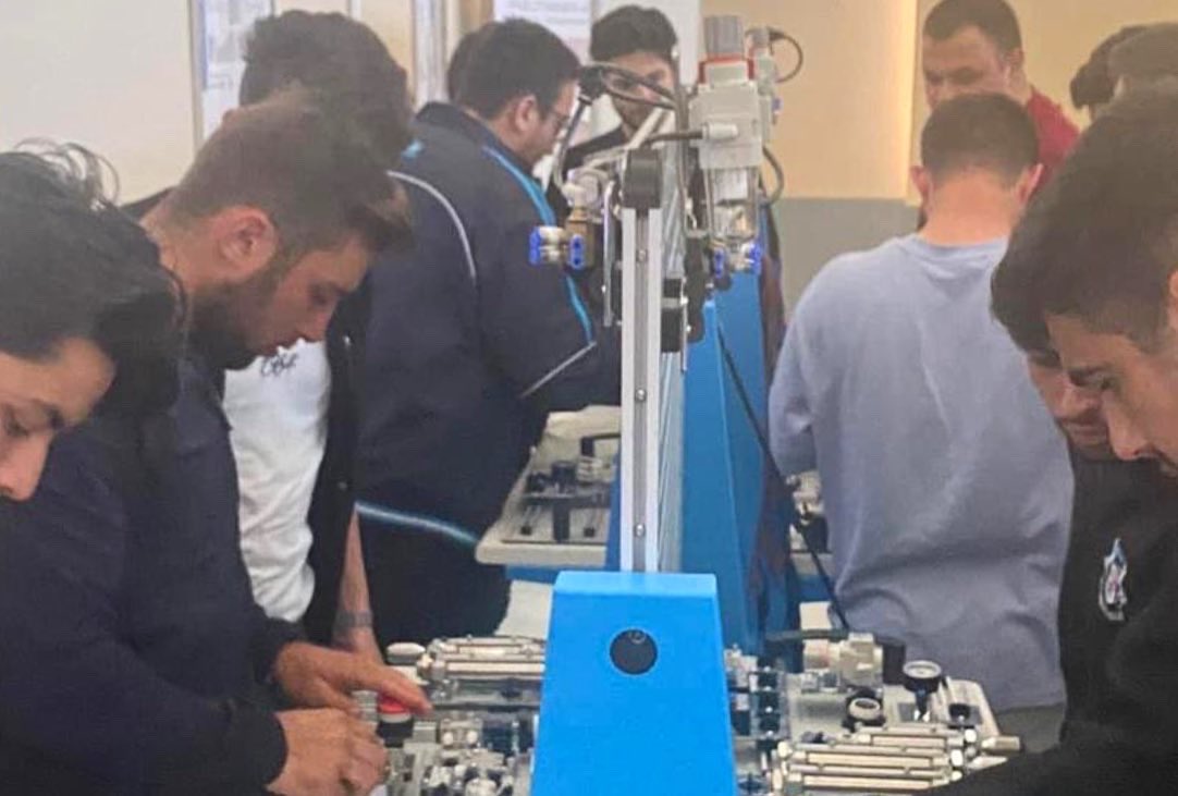 Balıkesir Üni. MYO Kontrol ve Otomasyon Teknolojileri bölümü öğrencileri Teknokent Müdürü Burcu AYDEMİR ile birlikte BALOSB’yi ziyaret etti. Öğrenciler, BALOSB MESTEM’de aldıkları İleri Pnömatik eğitiminin ardından Sarıbekir Ambalaj fabrikasında otomasyon sistemlerini incelediler