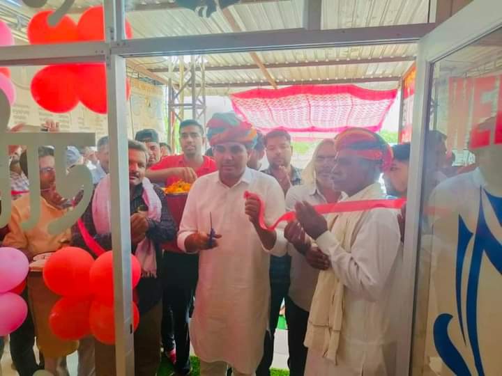 subhashmeel99's tweet photo. आज रींगस क़स्बे में #राधिका_होटल_&amp; #रेस्टोरेंट का उद्घाटन किया। युवा साथी सुरेश मिठारवाल को नवीन प्रतिष्ठान की हार्दिक शुभकामनाएँ। https://t.co/q5Bu5L5DvJ