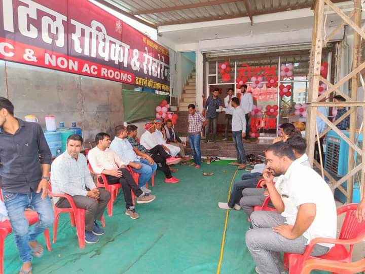 subhashmeel99's tweet photo. आज रींगस क़स्बे में #राधिका_होटल_&amp; #रेस्टोरेंट का उद्घाटन किया। युवा साथी सुरेश मिठारवाल को नवीन प्रतिष्ठान की हार्दिक शुभकामनाएँ। https://t.co/q5Bu5L5DvJ