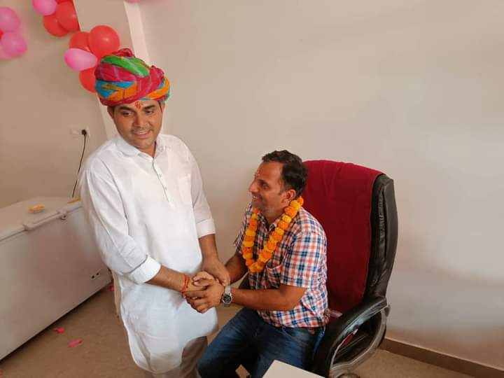 आज रींगस क़स्बे में #राधिका_होटल_&amp; #रेस्टोरेंट का उद्घाटन किया। युवा साथी सुरेश मिठारवाल को नवीन प्रतिष्ठान की हार्दिक शुभकामनाएँ।