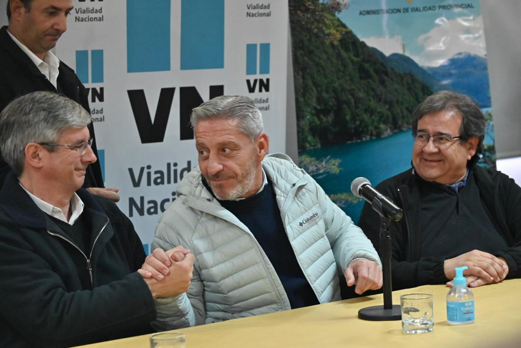 arcionimariano's tweet photo. ▶️Recorrimos el estado de la Ruta Provincial N° 71, que atraviesa el Parque Nacional #LosAlerces, conectando las localidades de #Esquel, #Trevelin y #Cholila. 
La importancia de su pavimento fortalece el incremento turístico en toda la región. 
 
#AdelanteChubut https://t.co/djwboYaIzS