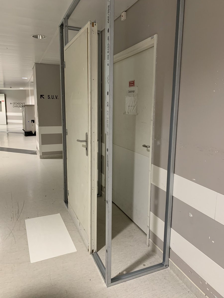 Potitinterne's tweet photo. "Oui c'est une urgence vitale j'ai bien compris, mais vous avez faxé le bon ou pas ?!" Allégorie https://t.co/B6HaJicyaM