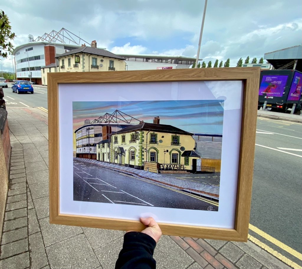 mikeyjonesart's tweet photo. Good Evening! You can now get your hands on a framed/signed print of my painting of the Turf Pub &amp; Y Cae Ras for £40 free delivery (size 56x46cm) 👌⚽️🏴󠁧󠁢󠁷󠁬󠁳󠁿🇨🇦🍻 #Wrexham @wrexham #wrecsam2025 @VancityReynolds @RMcElhenney #Wales #Cymru https://t.co/EqsOMHk43A