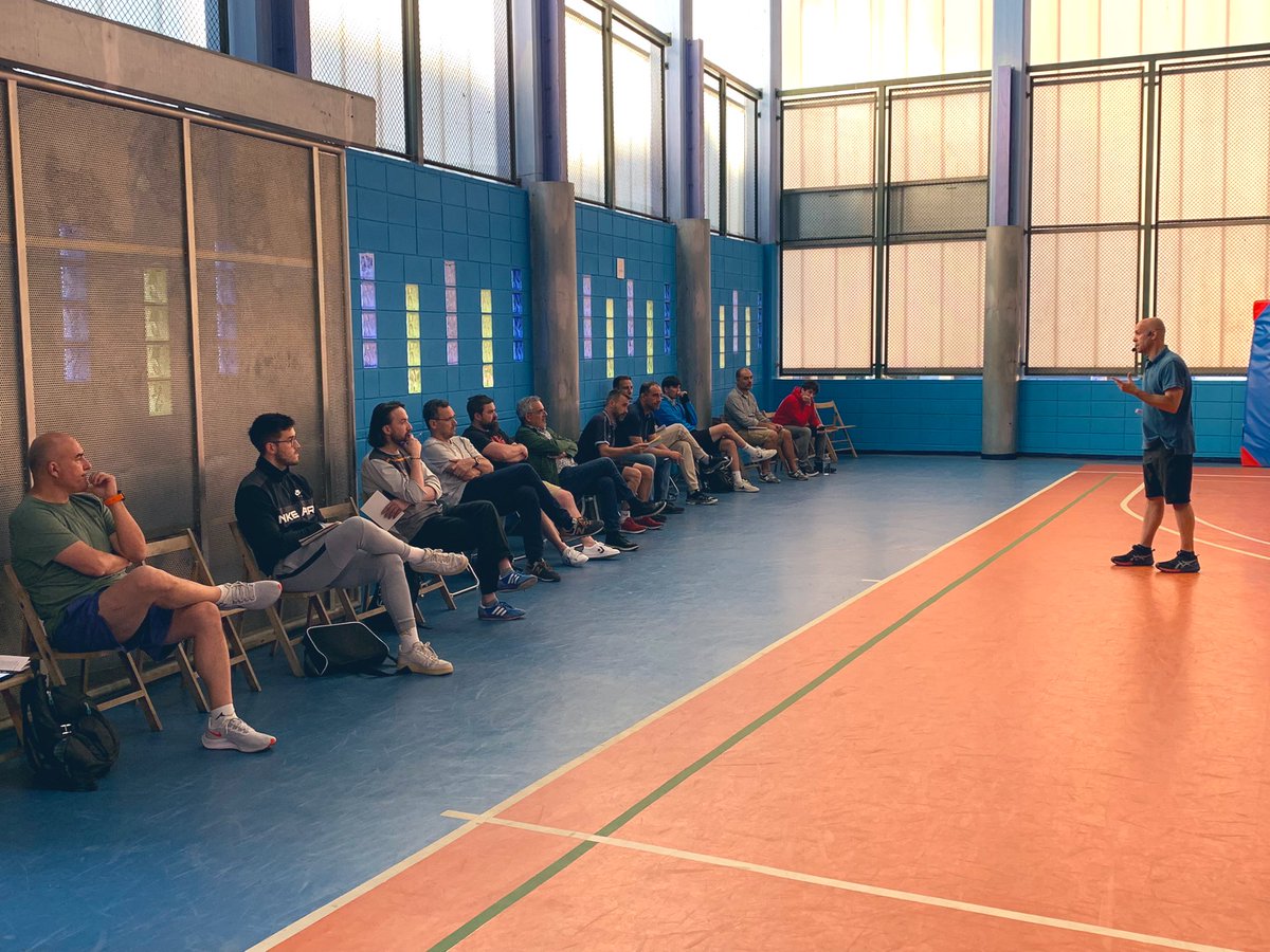 abeb2014's tweet photo. 🏀7è Clínic “Festes de Maig”🏀Comença la ponència d’en Carles Marco al Poliesportiu Joaquim Blume, parlant sobre “Construcció d’una idea de joc des d’una estructura inicial”
#formació #abeb #festesdemaig2022 @basquetcircol https://t.co/UFfi03Lt37