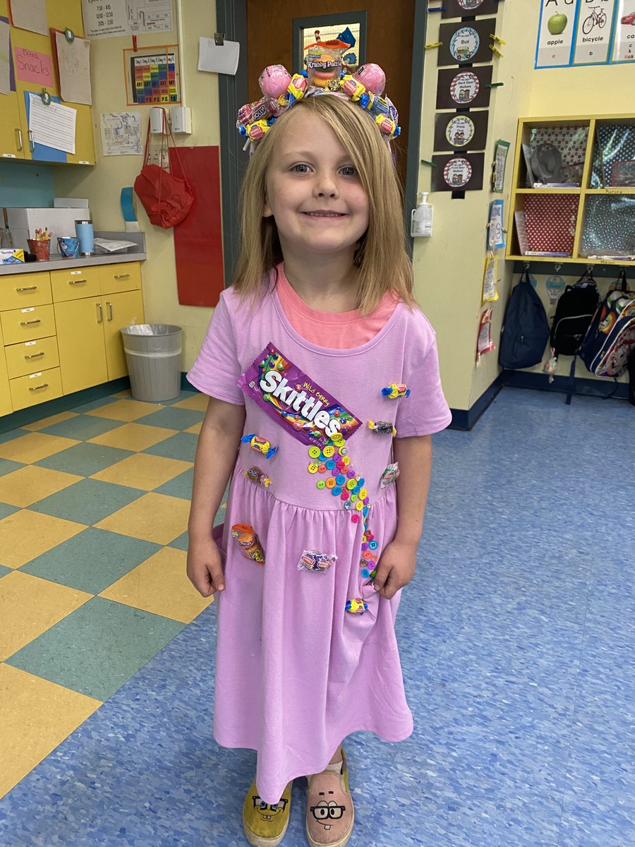 BeaumontMagnet's tweet photo. Today we are celebrating our sweetness by dressing in the colors of our favorite candy! We read Ch. 6 of The Chocolate Touch in our colorful outfits and are now halfway through the book! We are loving #OneBookReadCity! @ReadCityUSA @GlennJacobsTN @educateknox @BMAWindyC https://t.co/nMSb1s3WTh