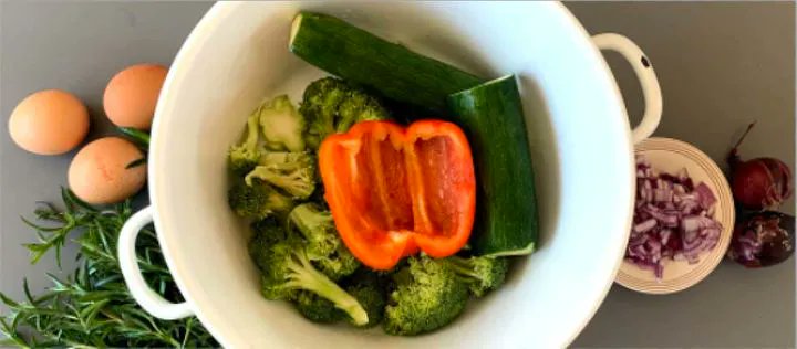 waswiressen's tweet photo. Warum nicht mal einiges #vorkochen? Nicht sämtliche Gerichte für eine Woche, sondern einige Basics, um sie schnell zur Hand zu haben und zu kombinieren. Das spart Zeit und ist weniger stressig. Der #Ernährungshappen im Mai liefert einige Idee ➡️ https://t.co/nMqiRZbwG2 https://t.co/9ocQEL19AS
