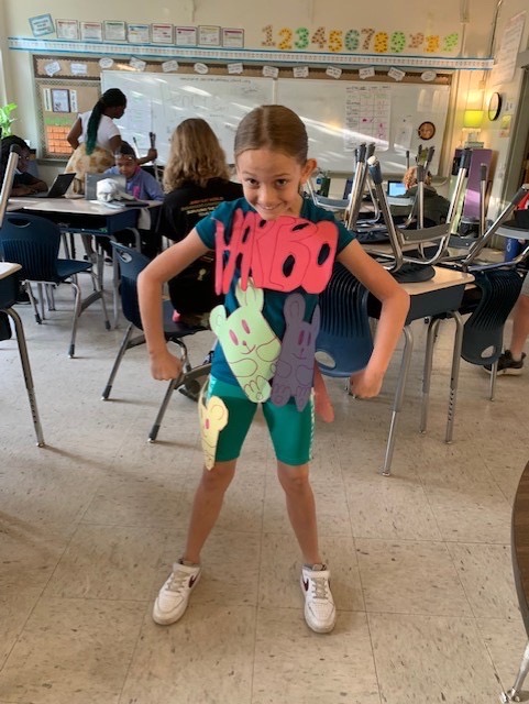 BeaumontMagnet's tweet photo. Today we are celebrating our sweetness by dressing in the colors of our favorite candy! We read Ch. 6 of The Chocolate Touch in our colorful outfits and are now halfway through the book! We are loving #OneBookReadCity! @ReadCityUSA @GlennJacobsTN @educateknox @BMAWindyC https://t.co/nMSb1s3WTh