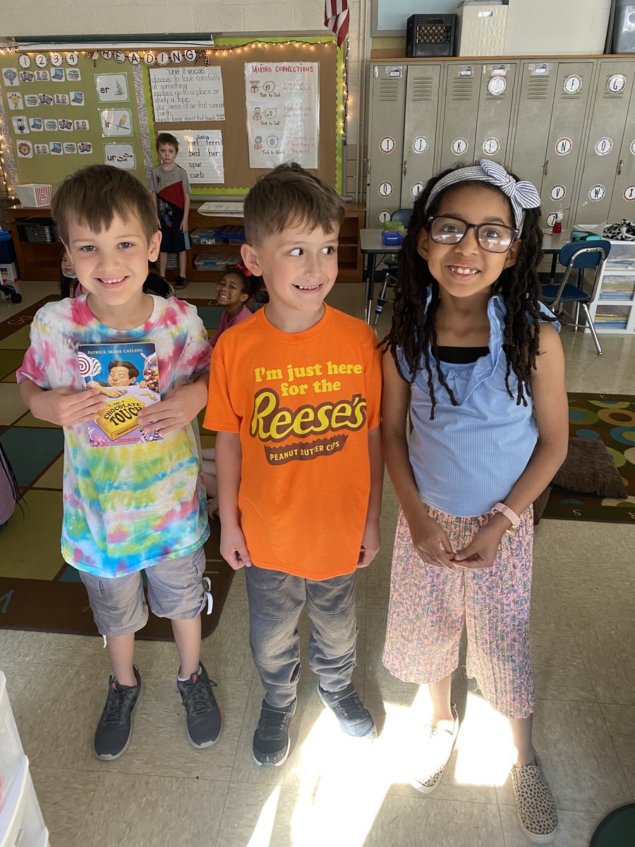 BeaumontMagnet's tweet photo. Today we are celebrating our sweetness by dressing in the colors of our favorite candy! We read Ch. 6 of The Chocolate Touch in our colorful outfits and are now halfway through the book! We are loving #OneBookReadCity! @ReadCityUSA @GlennJacobsTN @educateknox @BMAWindyC https://t.co/nMSb1s3WTh