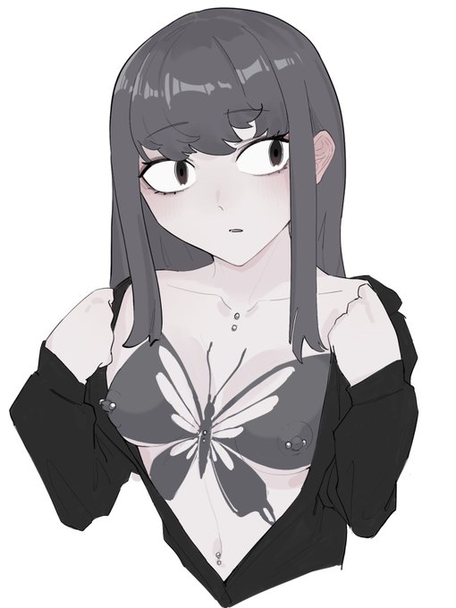 でっかいタトゥーで真っ黒だから胸を露出してもバレないと思ってすました顔をしているが耳真っ赤になってる女 