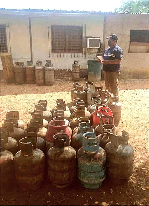 DiGasGuarico's tweet photo. #Enterate: Pdvsa @gas_comunal a través de la Epdsc #JulianMellado de la mano de los líderes del Clap atendimos las comunidades rurales de Memo, así como Las Lajitas 1 y 2, beneficiando 244 familias con el suministro de gas doméstico, en el municipio #Mellado
#GestiónParaElPueblo https://t.co/Ipm7gHa8vw