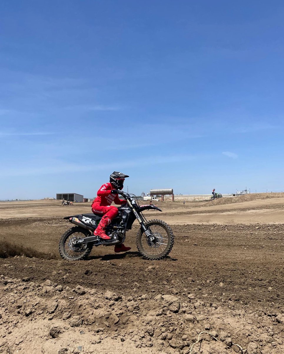 CodyJonesMusic's tweet photo. Drove up to DT 1 MX Park to spin some laps. Main track and vet track are fast and fun! Definitely worth the drive up to the central valley. 🤙🏼🏁 #fasthouse #speedandstyle #weracesometimes https://t.co/GwnRmr5Ydh