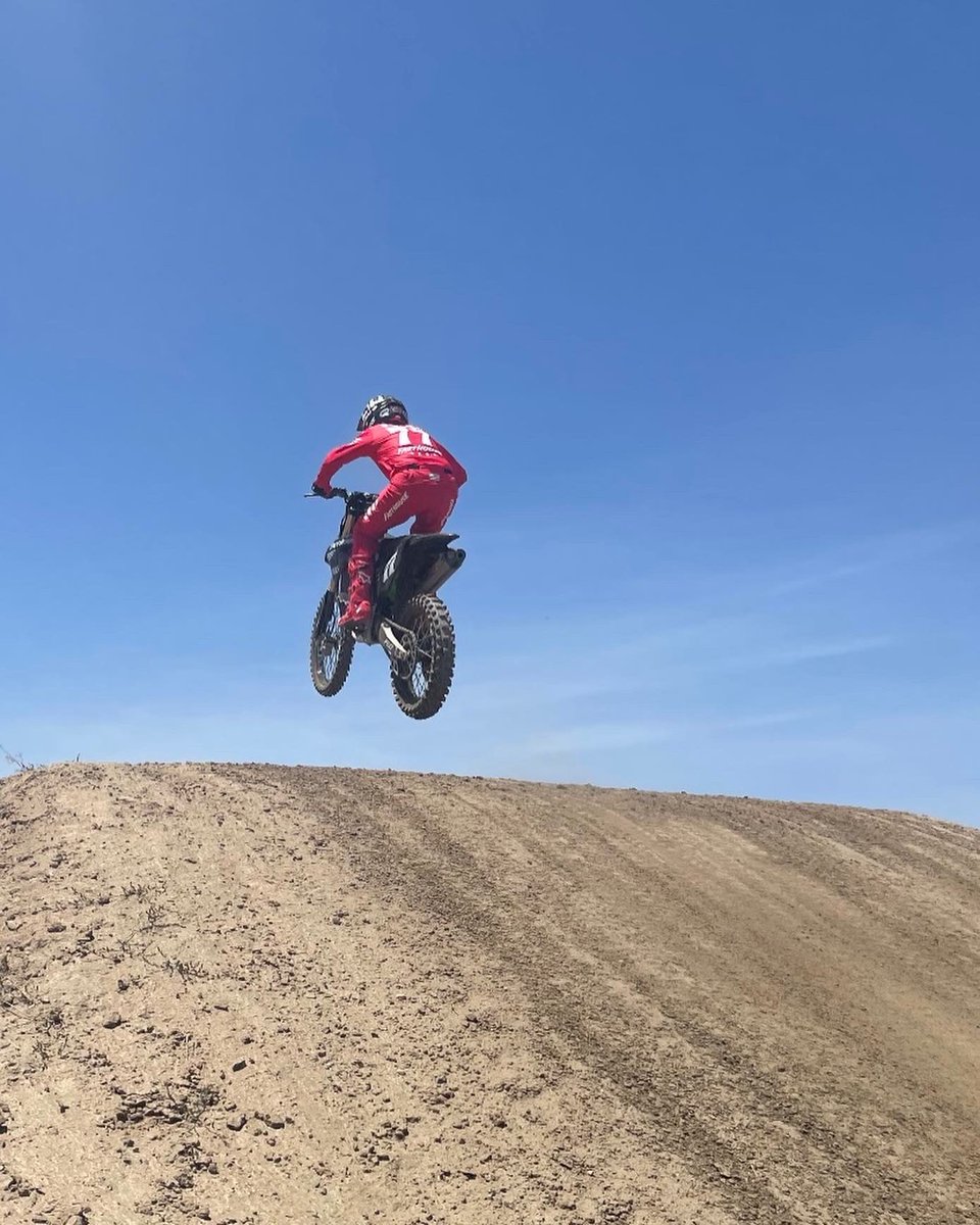 CodyJonesMusic's tweet photo. Drove up to DT 1 MX Park to spin some laps. Main track and vet track are fast and fun! Definitely worth the drive up to the central valley. 🤙🏼🏁 #fasthouse #speedandstyle #weracesometimes https://t.co/GwnRmr5Ydh