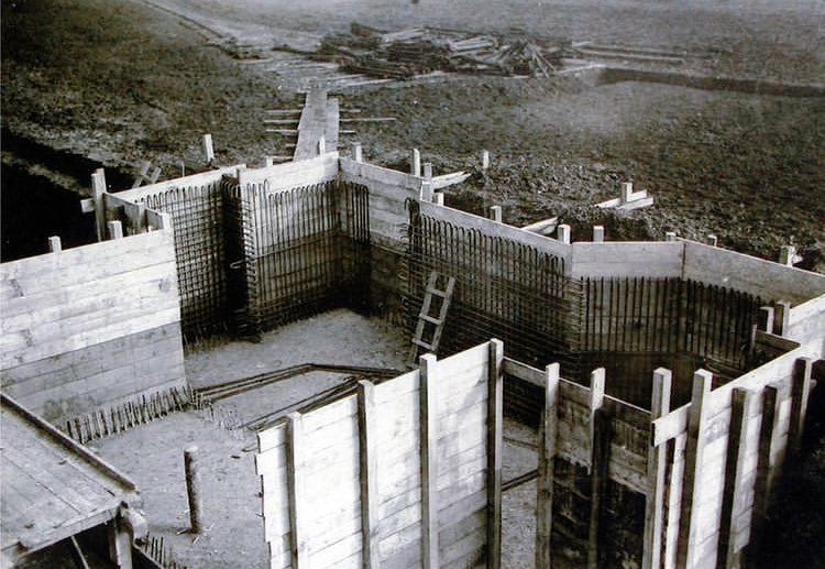 SpotOnLocations's tweet photo. Construction of a blockhouse of the Hindenburg line, late 1916 in Heninel (Pas-de-Calais).
Photo allemande. Fonds documentaire Alain Jacques
#WW1 #GreatWar #Bunkers #hindenburg #hindenburgline #fww #bunker #thegreatwar #westernfront #germanarmy #worldwaronehistory #instawar https://t.co/gyoo6Rqn7v