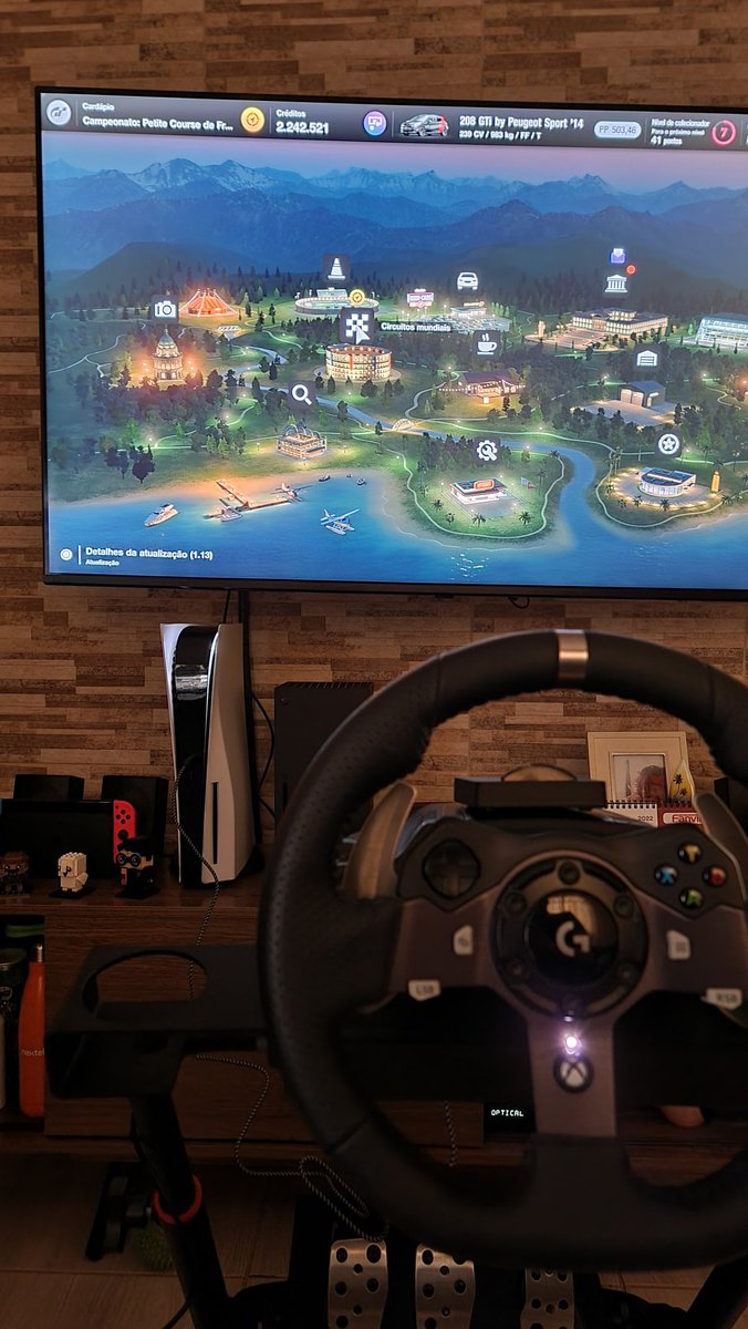 thiiisantos's tweet photo. Aaaaaa funcionou!!
Logitech G920 no PS5, agora sim o #GranTurismo7 será aproveitado como deve ser.
Utilizei um #DriveHub com a firmware 2.0.8 e um controle Hori com fio de PS4, o controle serve de bypass para que o volante fique ligado e os comandos sejam "traduzidos". https://t.co/NNMsL0aEQq