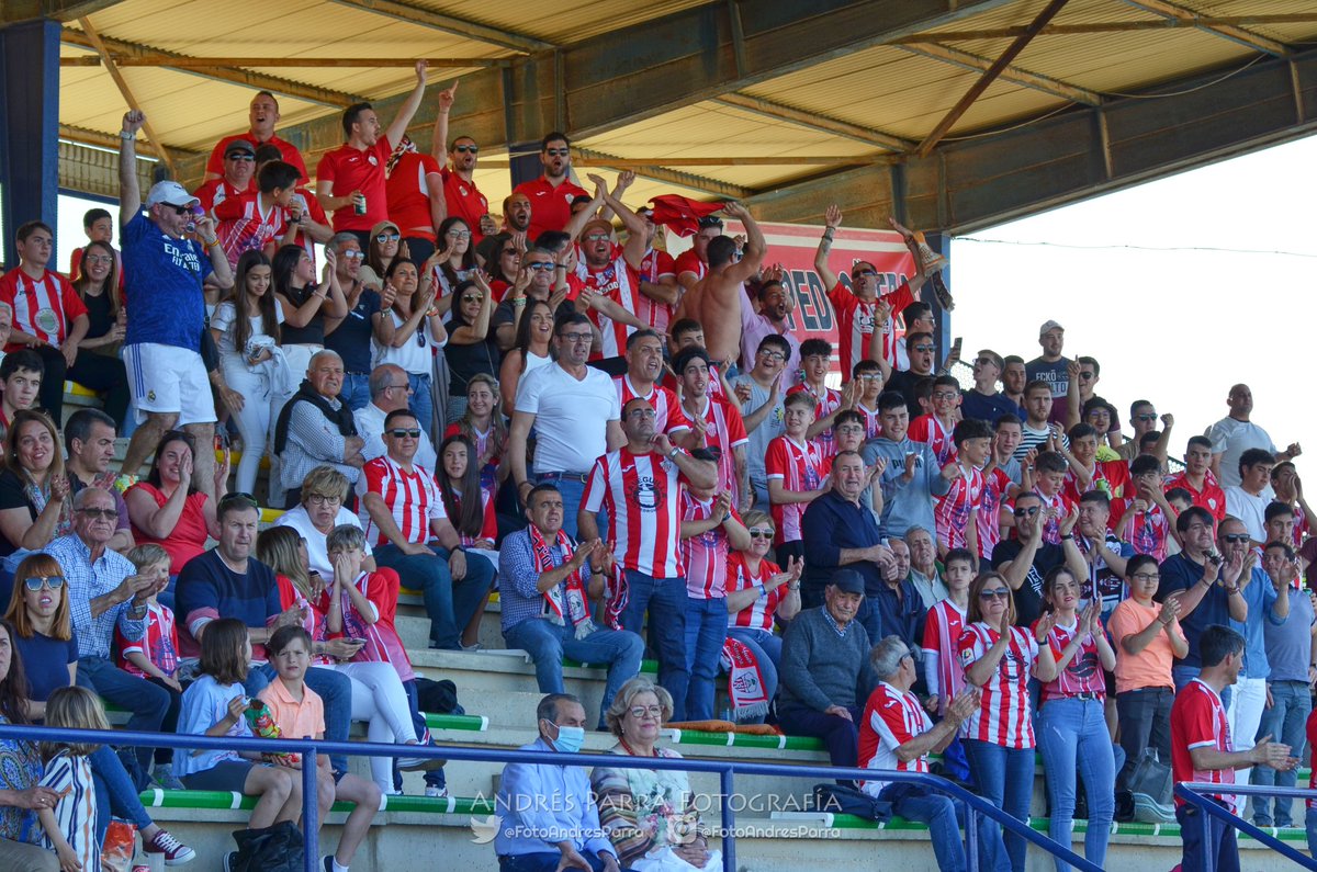 Álbum de fotos | J33
<a href="/AtlTomelloso/">Atlético Tomelloso 💛💚</a> 🆚 @CD_Pedroneras 
Descarga de fotos aquí 👇
fotoandresparra.wordpress.com
Homenaje a las aficiones 📷
<a href="/FFCM_es/">FFCM</a> #Futbol