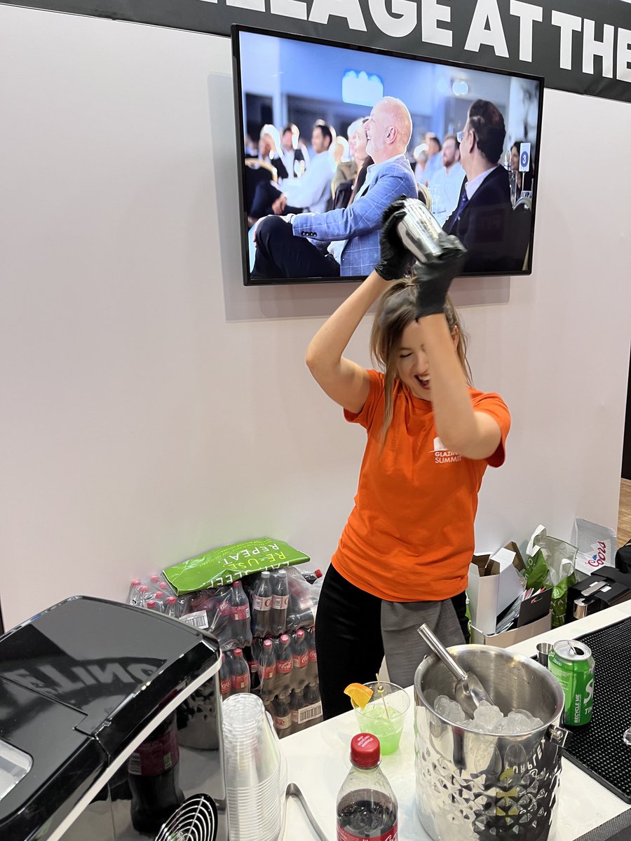 InstallerTotal's tweet image. We can recommend the cocktails on the ⁦@PurplexUK⁩ ⁦@InsightData⁩ stand! Late night ⁦@fitshow⁩ #fitshow22 🍸