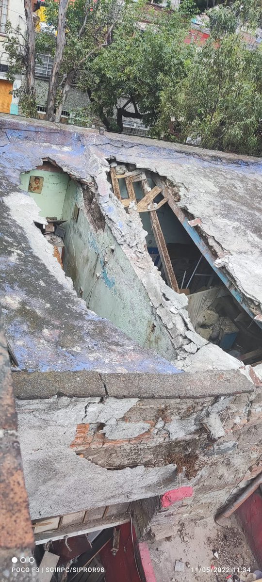 BookerCDMX's tweet image. ⚠️Derrumbe⚠️
Asi desde las alturas el desplome de una loza Tipo Catalán en Lago Cuitzeo #210 sin lesionados en el lugar. @Soymemomartinez
@DuqueMemo @ahoramasoficial @alertasurbanas @87punto3 @vkapao13 @p3drohz45 @RamkarC  @CarlosTejedaA