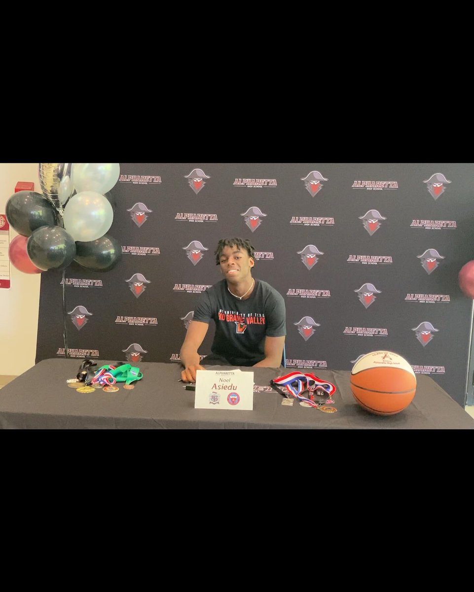 its official🧡🤞🏾 <a href="/mikeembry_/">Mike Embry</a> <a href="/shareese_woods/">Coach Woods Hicks</a> @UTRGVTrackField #AGTG #ralleythevalley #UTRGV