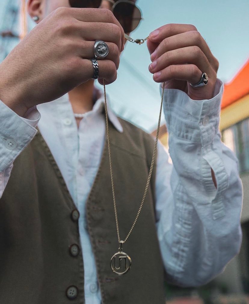 shopstyll's tweet photo. drippy boy summer ⛓🌴

@joshmeusebio repping our Signature Logo Pendant

#dripordrown
#summerfashiontrends #menssummerfashion https://t.co/jydjDewnep