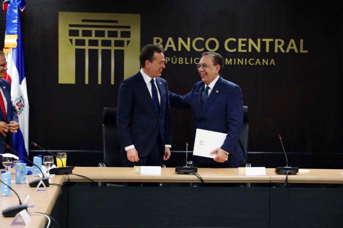itobisono's tweet photo. Hoy es un día histórico para el sector Mipymes y estamos dando pasos gigantescos junto al Gobernador del @BancoCentralRD, Héctor Valdez Albizu, con la firma de un memorando de entendimiento para colaborar en la ejecución del proyecto ‘Encuesta nacional de las Mipymes’. https://t.co/TPDMDjGpGO