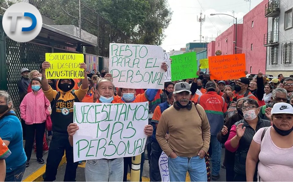 telediario's tweet photo. Personal de limpia del @MetroCDMX protestan por falta de pagos y despidos injustificados. 

https://t.co/7d9GpfkBIf https://t.co/CGNaE12CxU