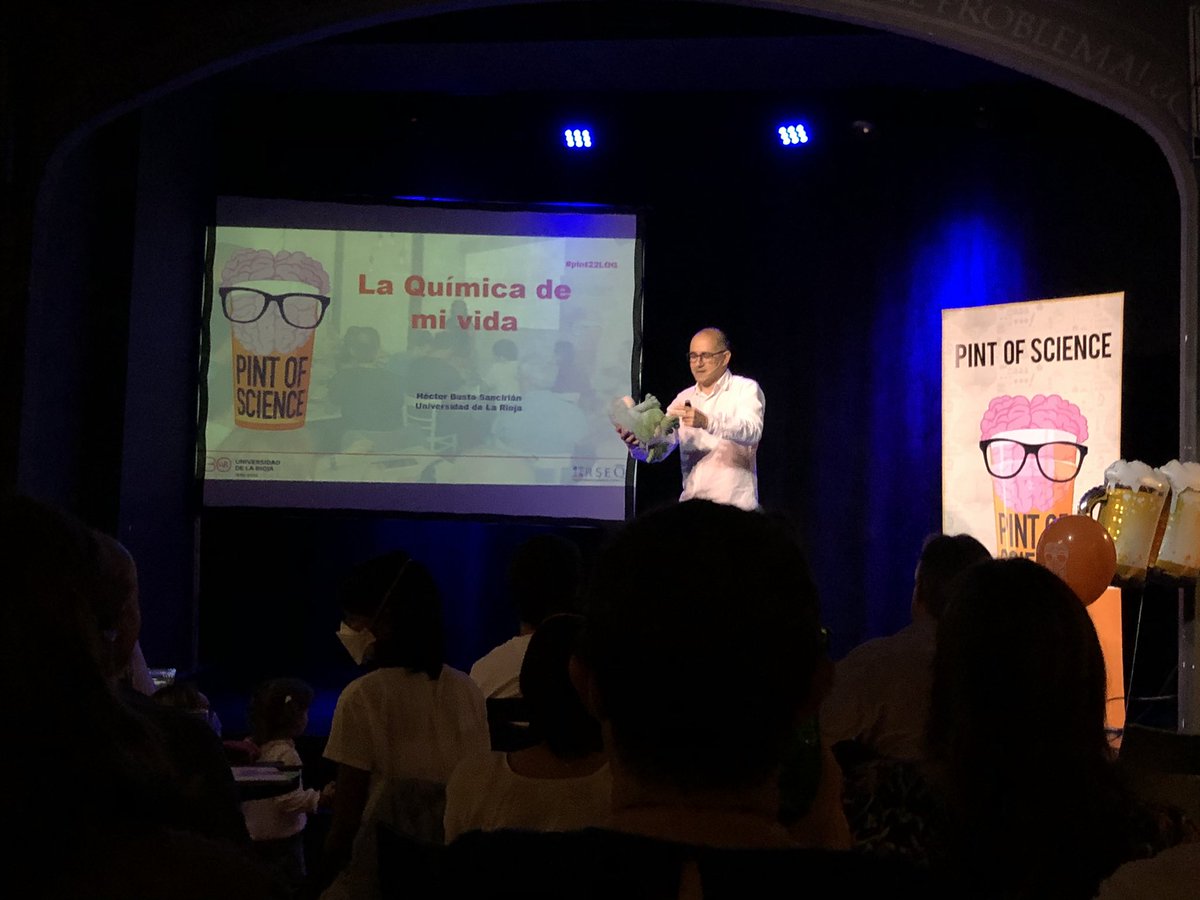 chuchibe's tweet photo. Y aquí el gran @hebusto hablando de la química de su vida (o de las nuestras???) #Pint22LOG @pintofscienceES https://t.co/XfW1kHTDdR