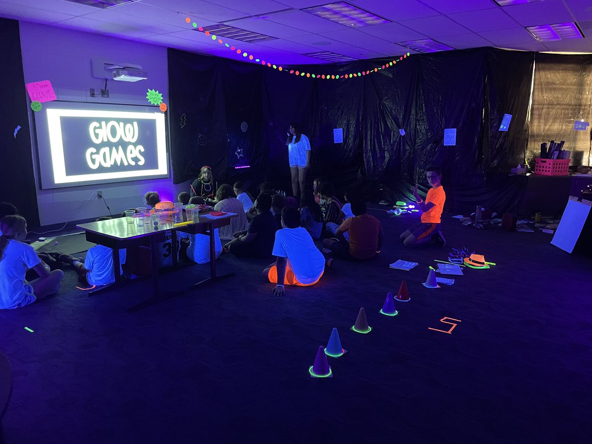 CarrieAPainter's tweet photo. Great day of learning @WYEPrincipal with #roomtransformations and wax museum! 📚@MsMitchell04 https://t.co/hUfDs2xRf0