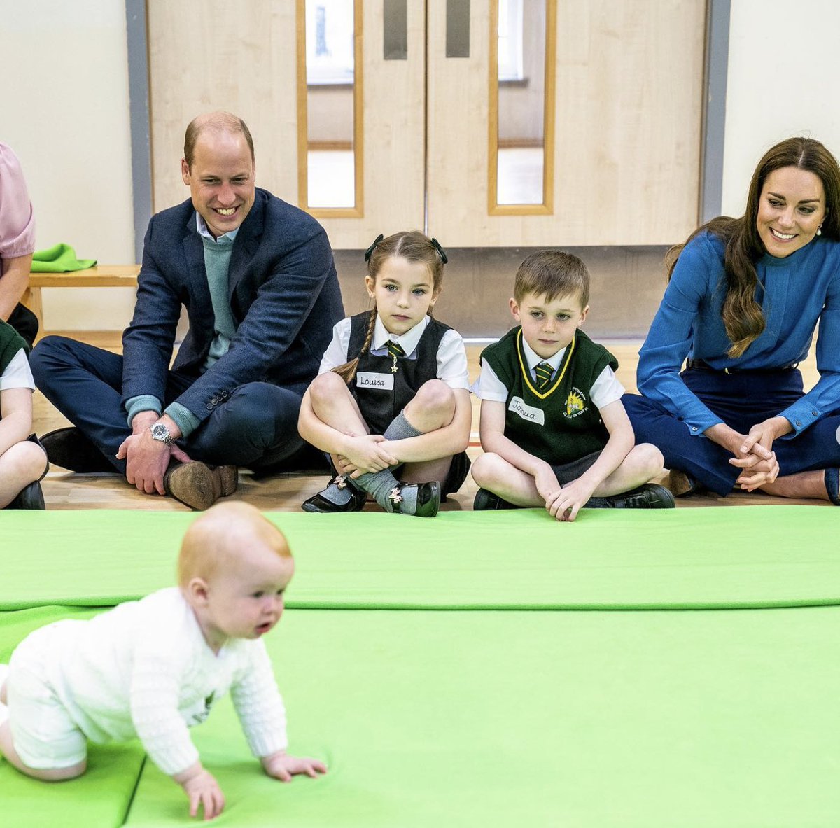 RootsofEmpathy's tweet photo. The Duke and Duchess @KensingtonRoyal join children at @StJohnsPG in #Scotland around our green blanket.

Thank you for your support and enthusiasm for our program💚

@RoyalFamily @Actn4ChildrScot #Empathy #Charity #theroyalfamily #DukeandDuchessofCambridge #MentalHealthAwareness https://t.co/DTdWycKPHr