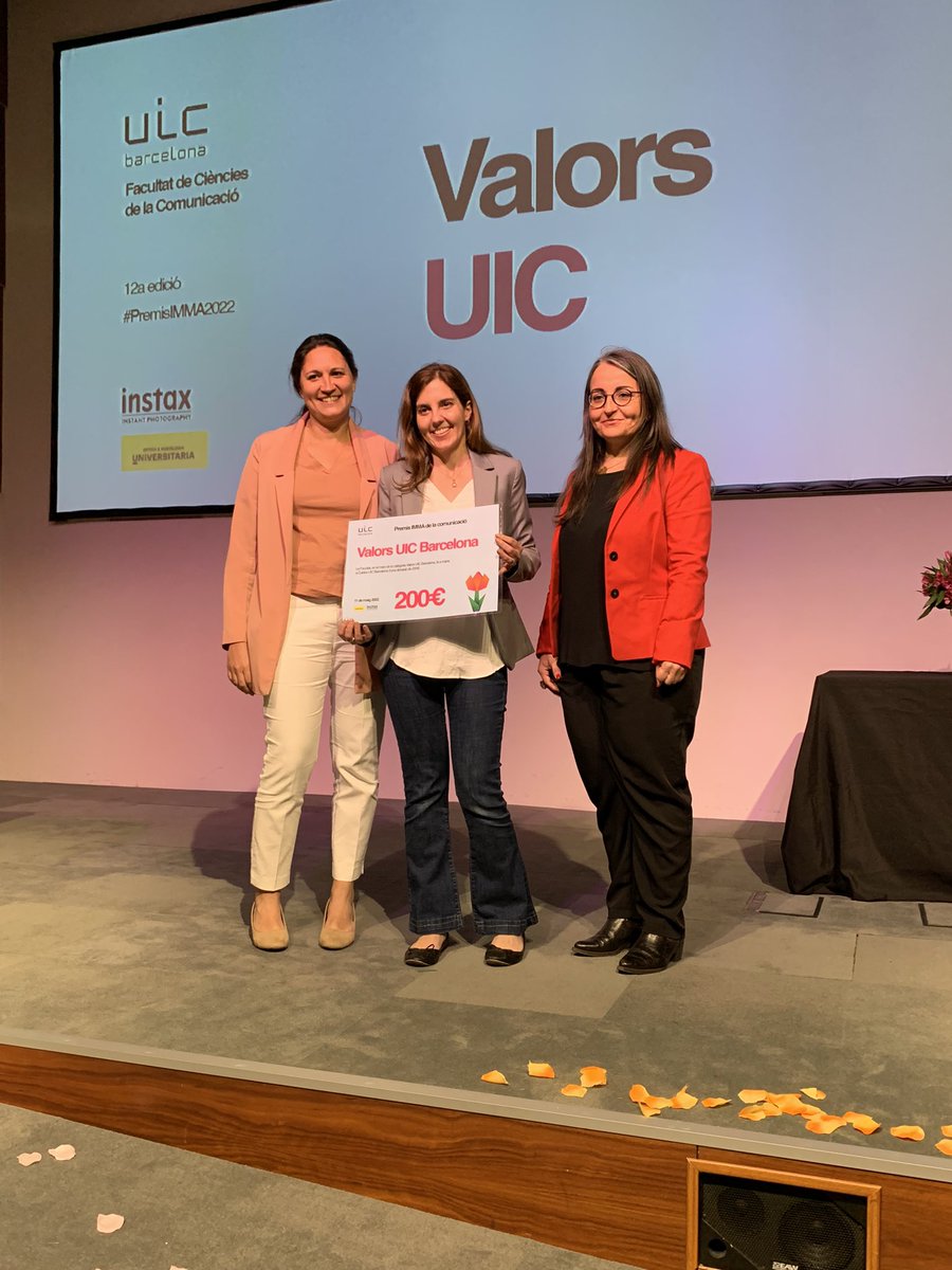 uic_comunicacio's tweet photo. En el marc del Premi Valors UIC, la Degana @RebecaPardo fa l’entrega d’un xec de 200€ a Cuides UIC Barcelona @UICbarcelona #PremisIMMA2022 🌷 #TrustYourSteps https://t.co/R1jfS1Qtpf