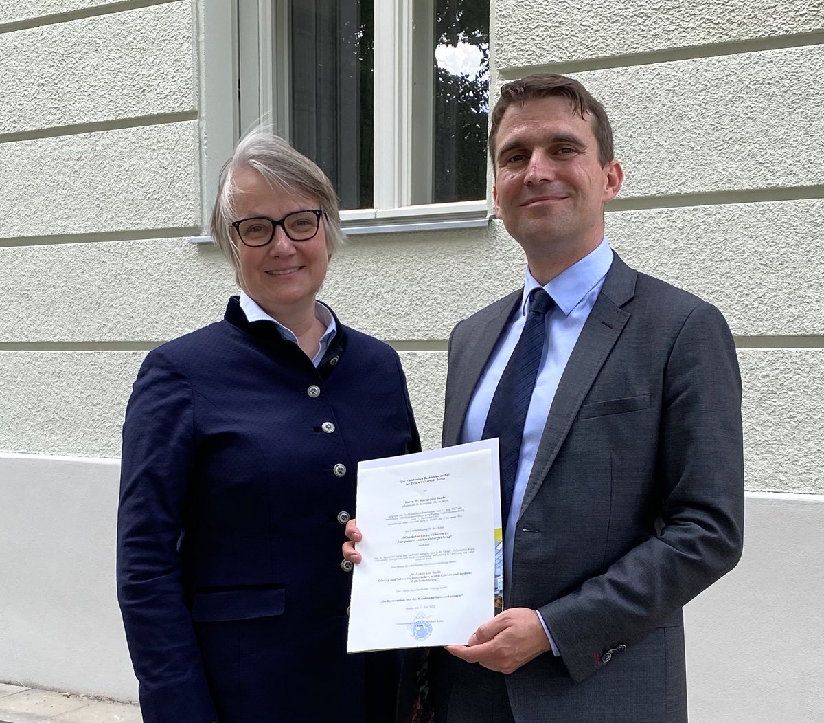 B_Baade's tweet photo. Freue mich außerordentlich, heute an der @FU_Berlin meine Habilitation abgeschlossen zu haben 😄

Von Herzen Dank an @Heikekrieger2 und alle anderen, die mich auf diesem Weg begleitet und ihn ermöglicht haben! https://t.co/AZCdPqDMZ6